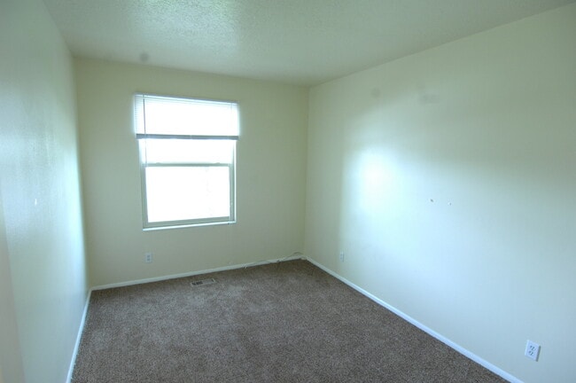 Building Photo - Great 4 Bedroom Now Available