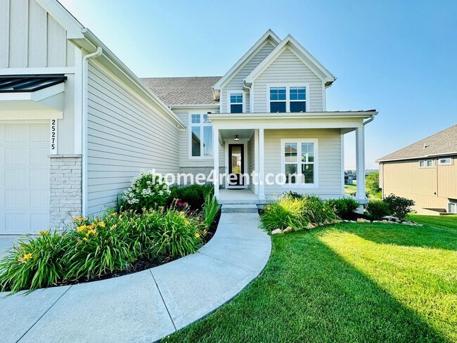 Building Photo - Exceptional Olathe Home in the Cedar Creek Subdivision w/ Wood Floors and a Finished Basment!