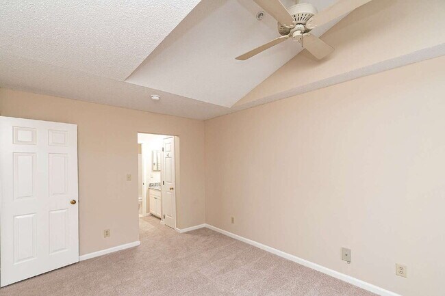 Building Photo - Chic & Cozy Condo in the heart of Raleigh!
