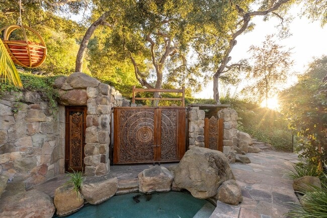 Building Photo - 4005 Lago Dr
