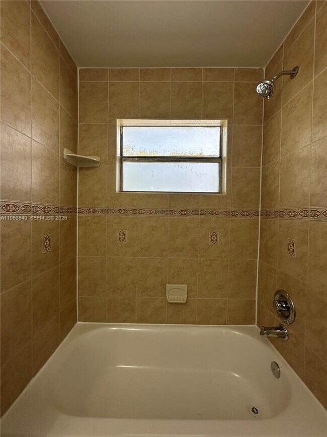 Building Photo - 5841 SW 36th Ct