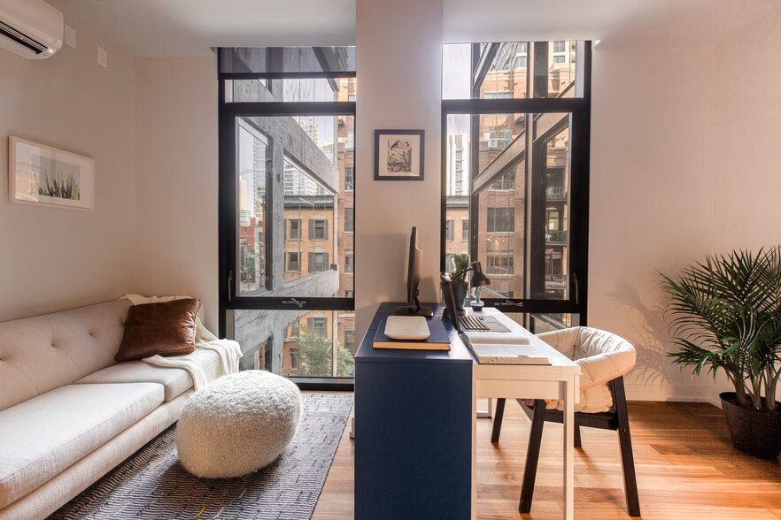 Studio layout living space - 154 W Erie St