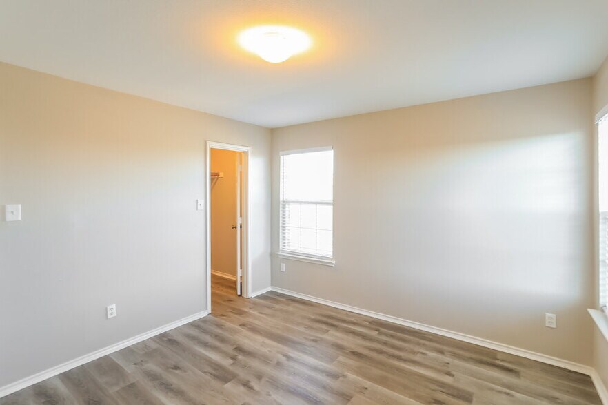 Building Photo - 628 Rockbrook Dr