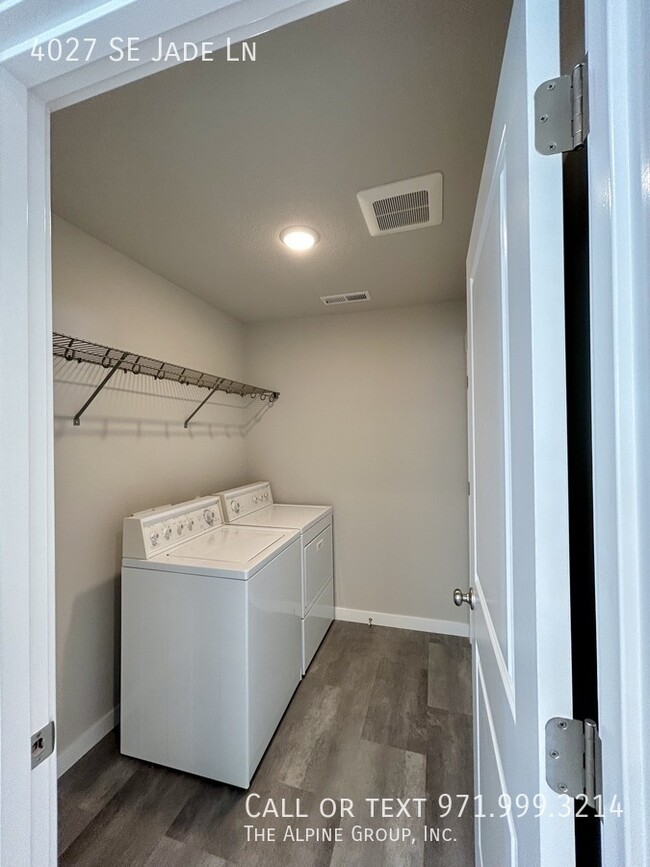 Building Photo - 4027 SE Jade Ln