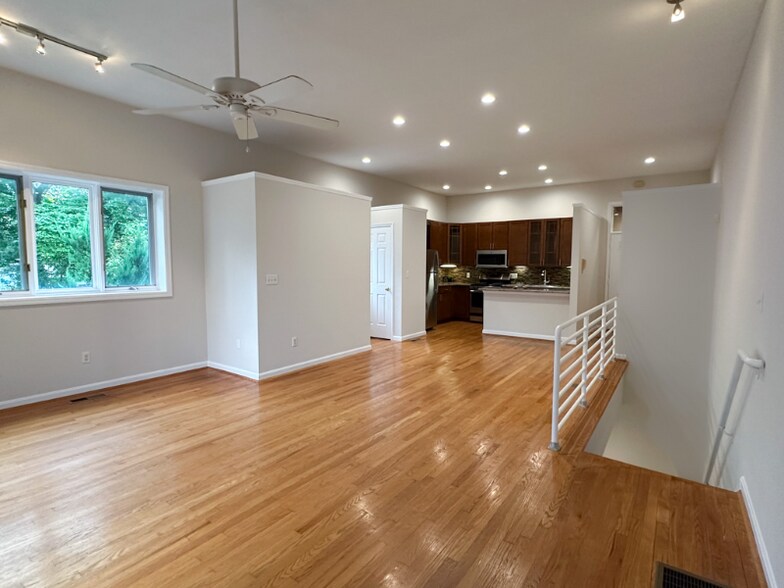 Building Photo - 2326 Upland Pl