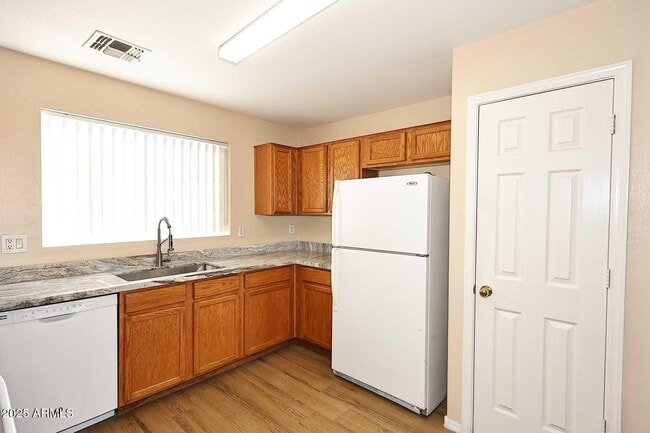 Building Photo - 10532 W Pomo St