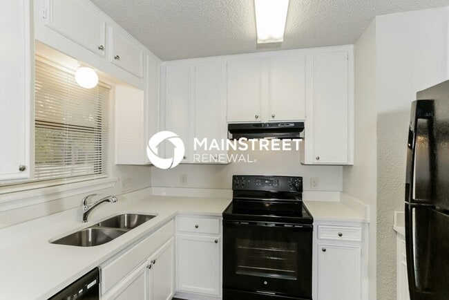 Building Photo - 3 Bedroom Pet-Friendly Home in Crowley, TX with Main Street Renewal