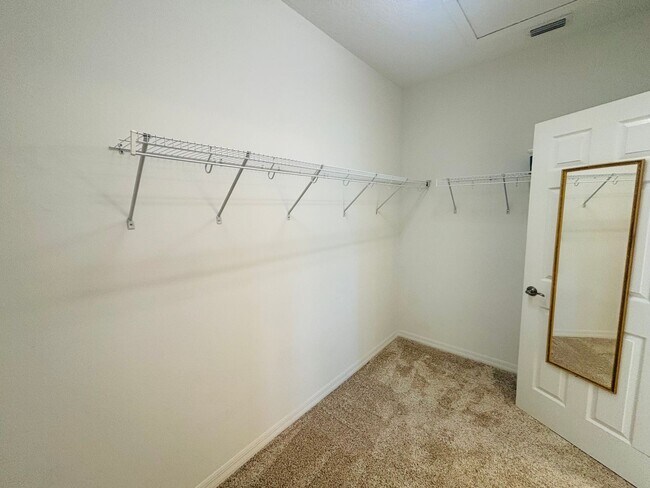 Building Photo - Beautiful movie in ready, large 2/2 in Ocala Preserve - All ages