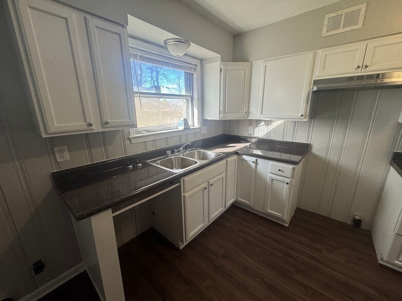 Building Photo - 2851 Redwing Rd