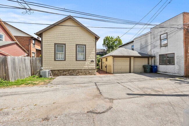 Building Photo - Beautiful German Village Home with Parking and Outdoor Space