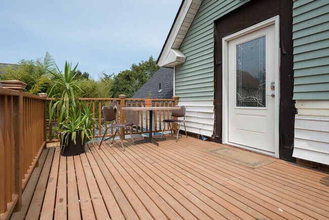 Building Photo - 900 21st Ave