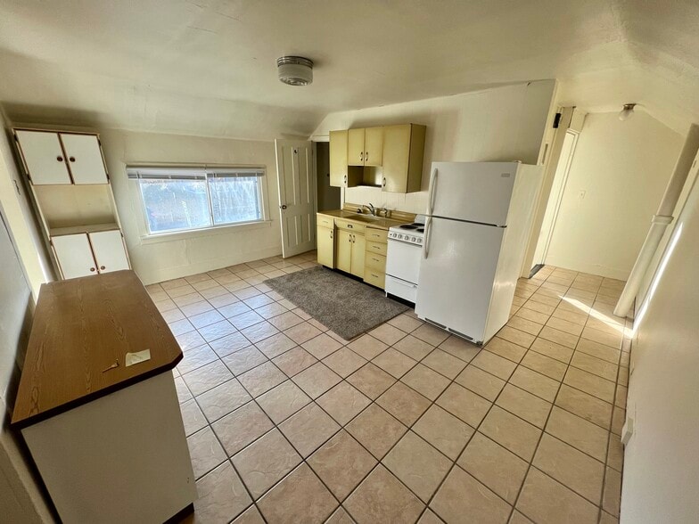 Building Photo - 440 Lake St