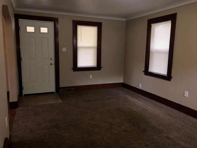 Building Photo - 3406 Robinwood Dr