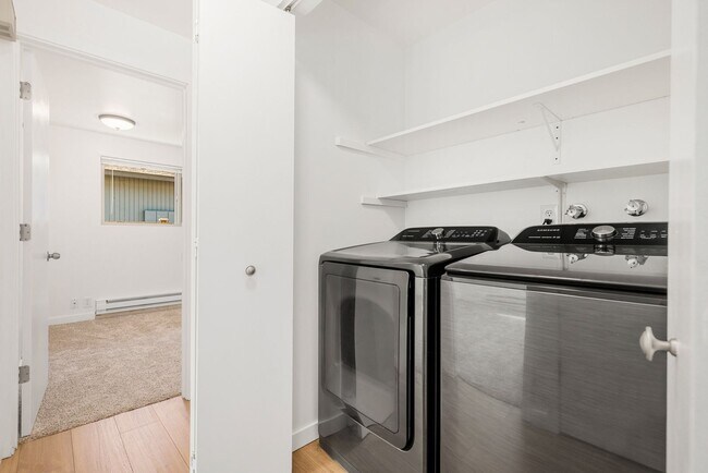 Building Photo - Downtown Issaquah 2 Bedroom 1 Bath Duplex