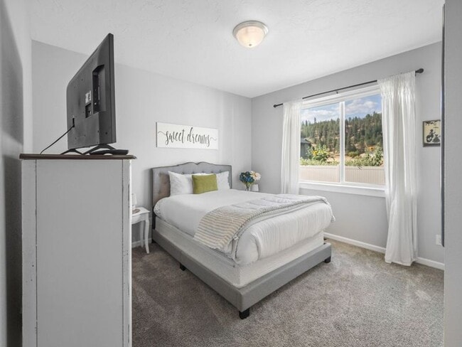 Building Photo - Fully Furnished Luxury 3-Bed, 2-Bath Home ...
