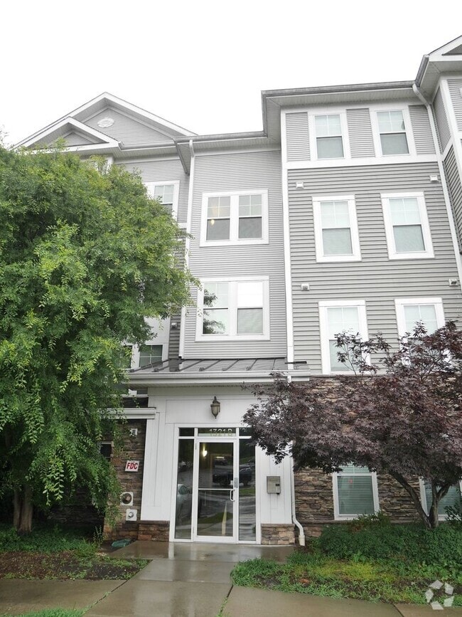 Building Photo - Spacious 1-Bedroom Condo Close to Everythi...