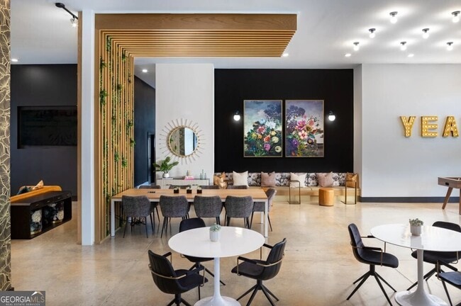 Building Photo - 5617 Oak St