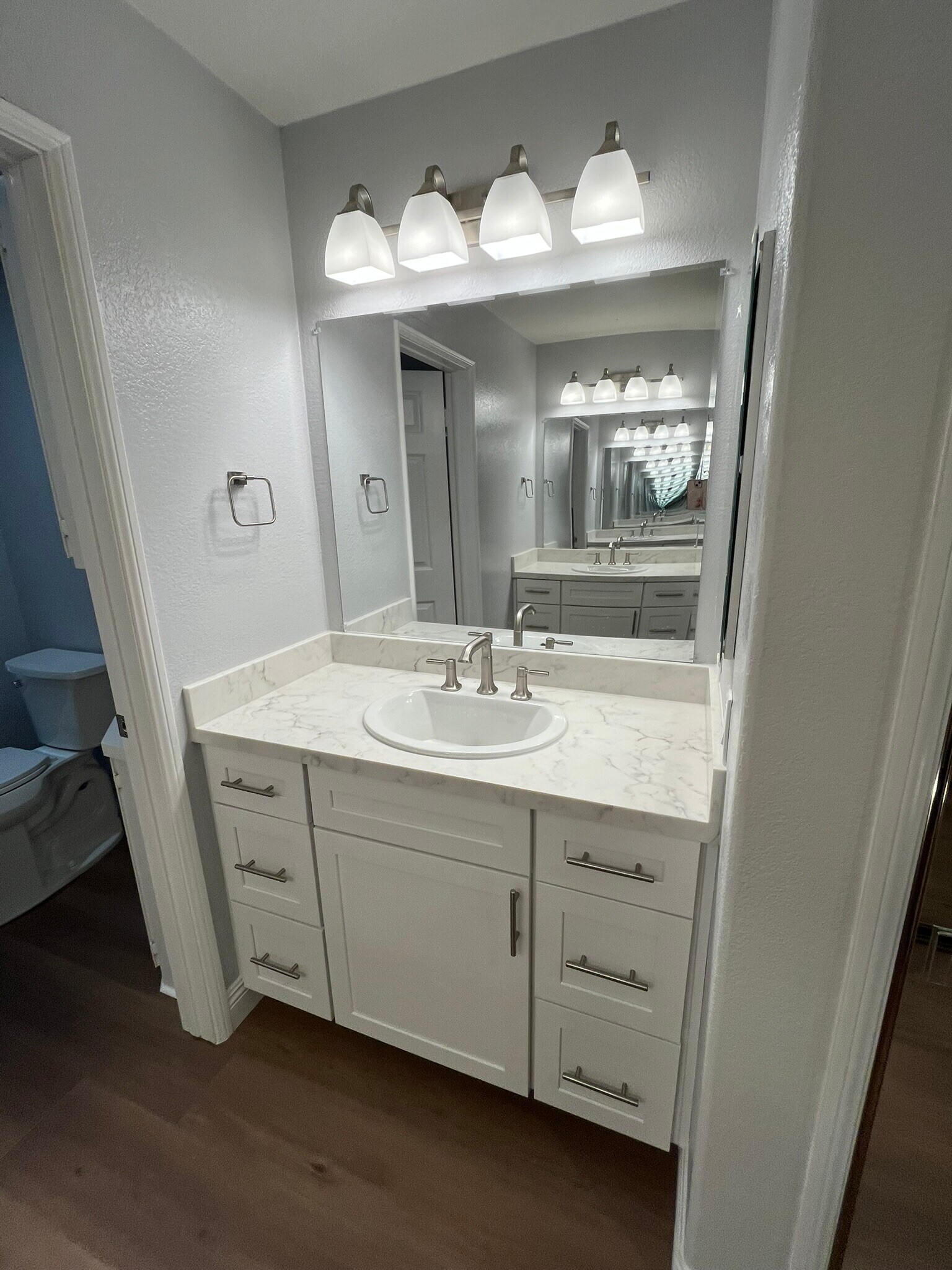 2nd master vanity with quartz countertop. - 16274 Avenida Venusto