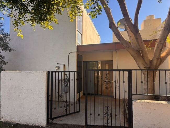 Building Photo - Amazing 3beds/2baths Townhome in Tempe!