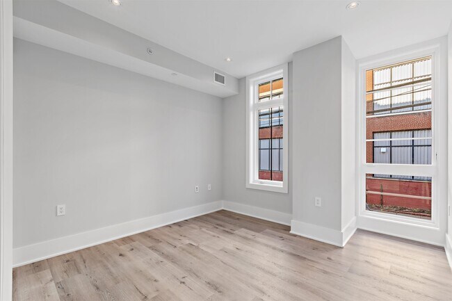 Building Photo - 727 Adams St