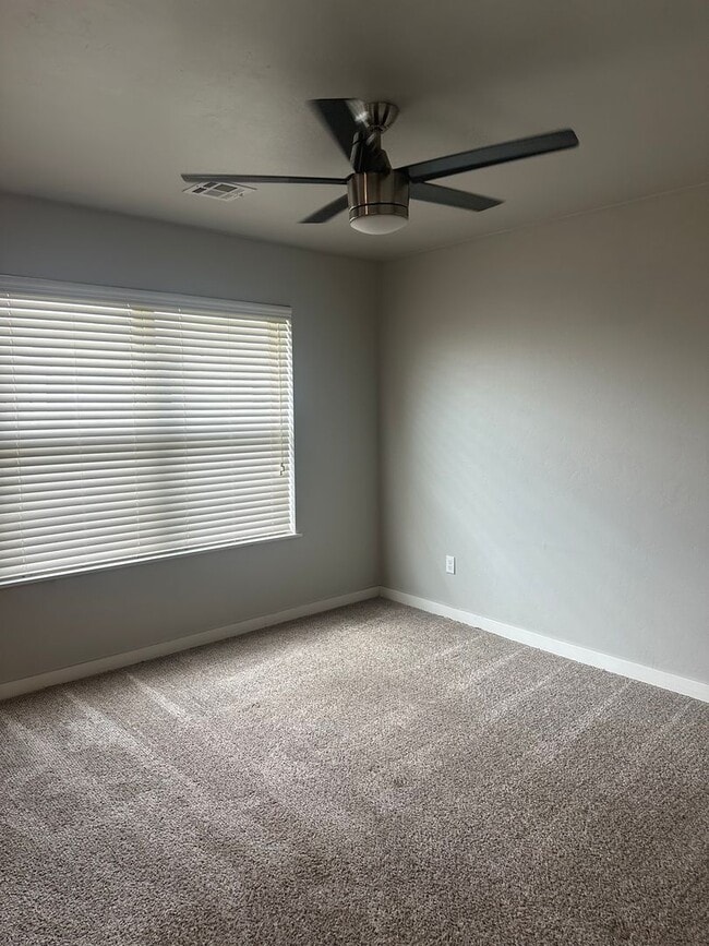 Building Photo - 3 Bedroom Townhome with ALL APPLIANCES at a great price!!