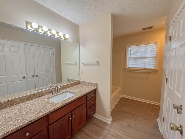 Building Photo - 802 N Taylor Ct