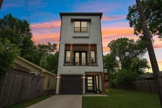 Building Photo - 920 Muncie Ave