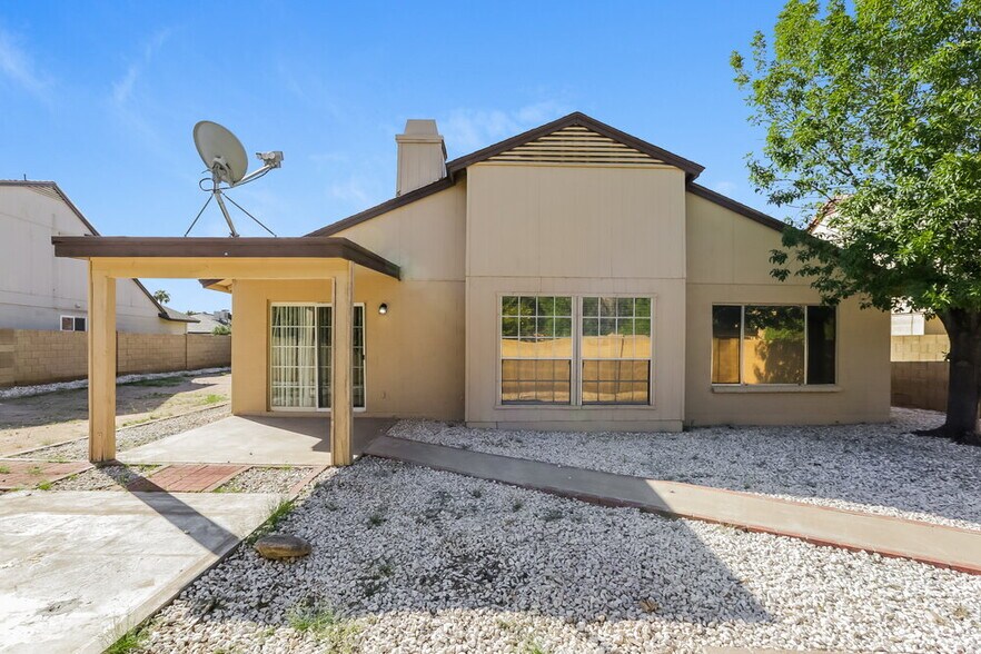 Building Photo - 2732 W Gila Ln