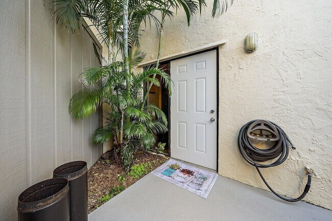 Building Photo - 1605 S US Hwy 1