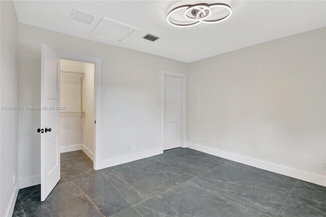 Building Photo - 5980 SW 40th Ave