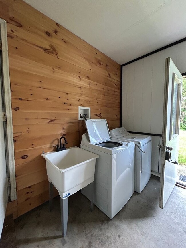 Building Photo - Spacious 3-Bedroom, 2-Bath Home in Middleb...