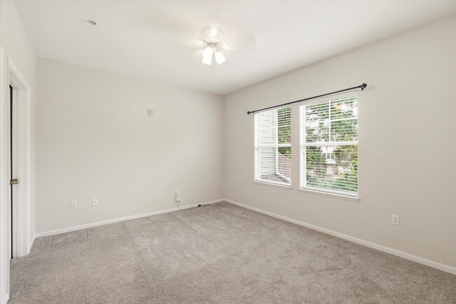 Building Photo - 2801 Chancellorsville Dr