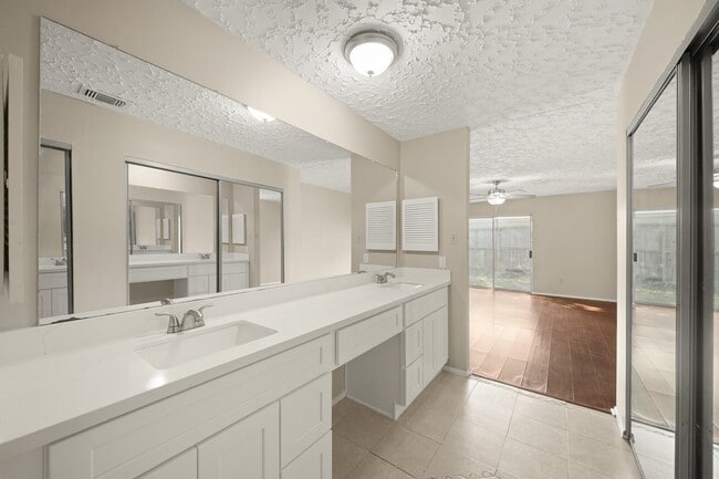 Building Photo - 16107 Grassy Creek Dr