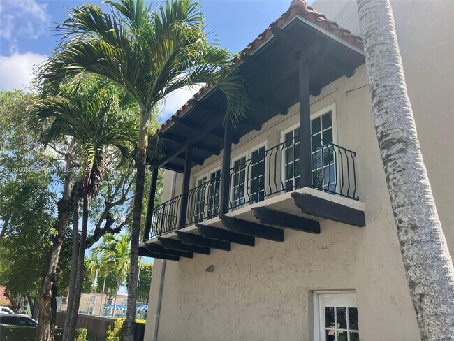 Building Photo - 10802 N Kendall Dr