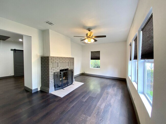 Building Photo - Dignowity Remodeled 3 bedroom 2 bath