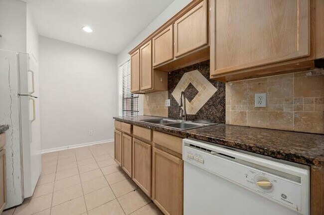Building Photo - 2255 Braeswood Park Dr