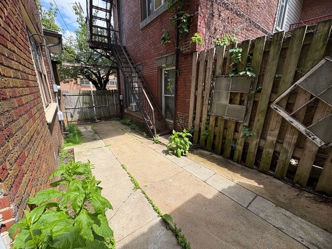 Building Photo - 3 Bedroom 1 Bathroom in York with Sunroom,...