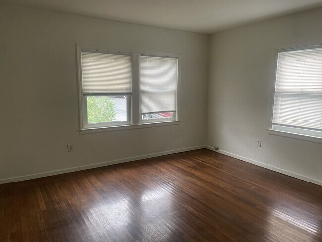 Building Photo - Charming Vintage 2 Bedroom 1 Bathroom Home