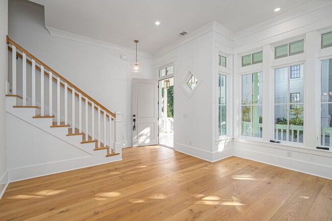 Building Photo - 302 W 38th St