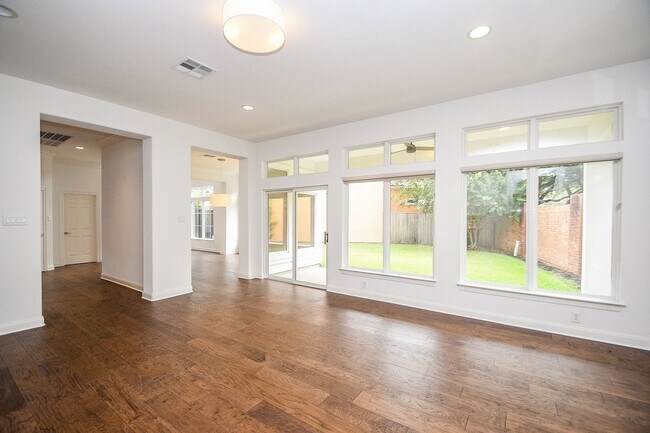 Building Photo - 2826 Tudor Manor
