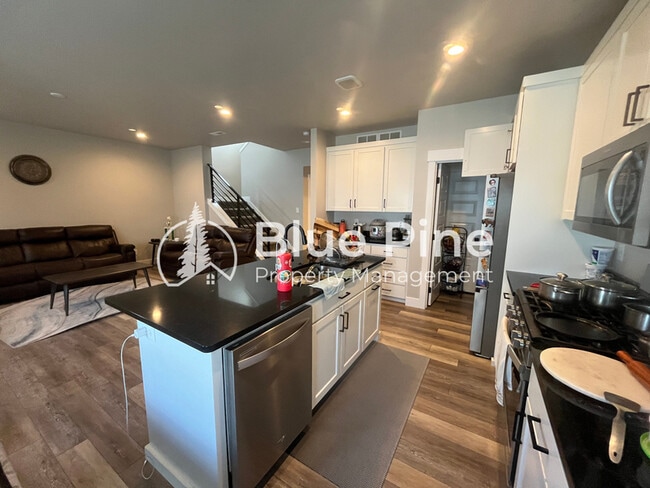 Building Photo - 2886 Sunburst Dr