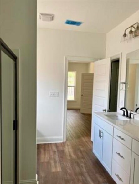 Building Photo - 14071 Woodland Ridge Ave