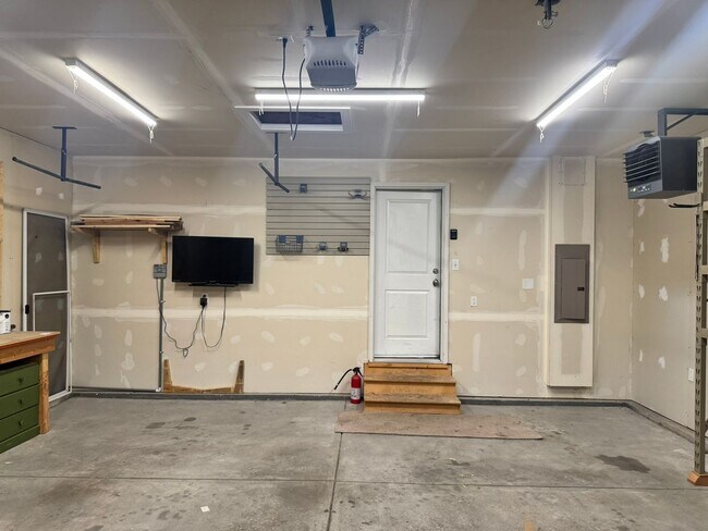 Building Photo - Out skirts of Cheyenne Living