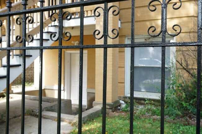 Building Photo - 2848 W Barry Ave