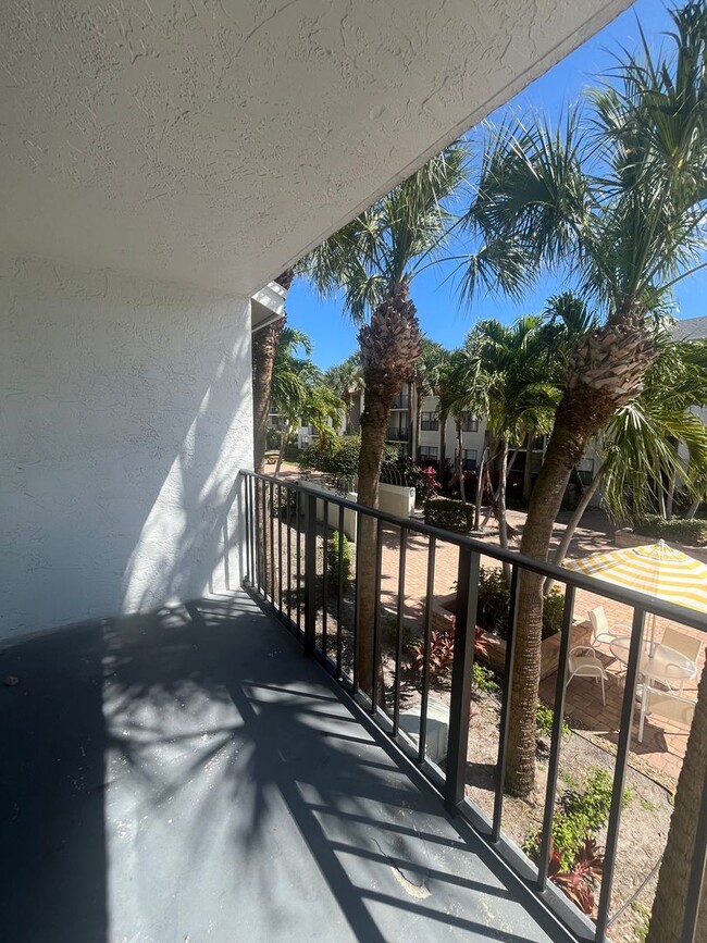 Building Photo - ONE BEDROOM ONE BATHROOM! Pool View! Waterfront Community!