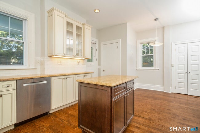 Building Photo - 309 Milbank Ave