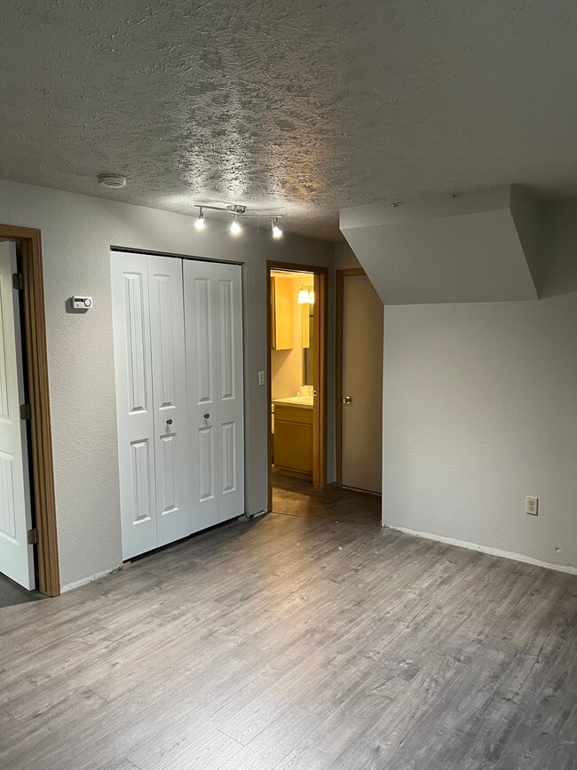 Building Photo - 12523 N Fairwood Dr