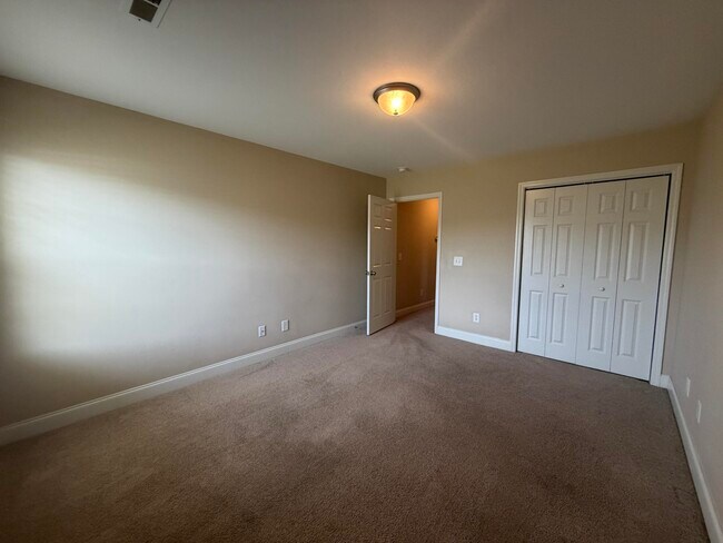 Building Photo - 2850 Foxcroft Cir