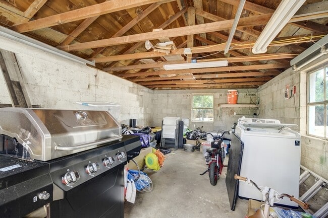 Building Photo - 515 W San Miguel St