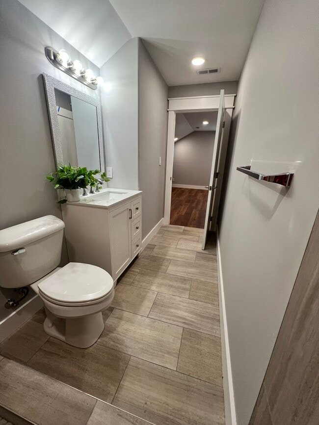 Building Photo - 6 Bedroom in Fort Sanders w/ Ensuite Bathr...
